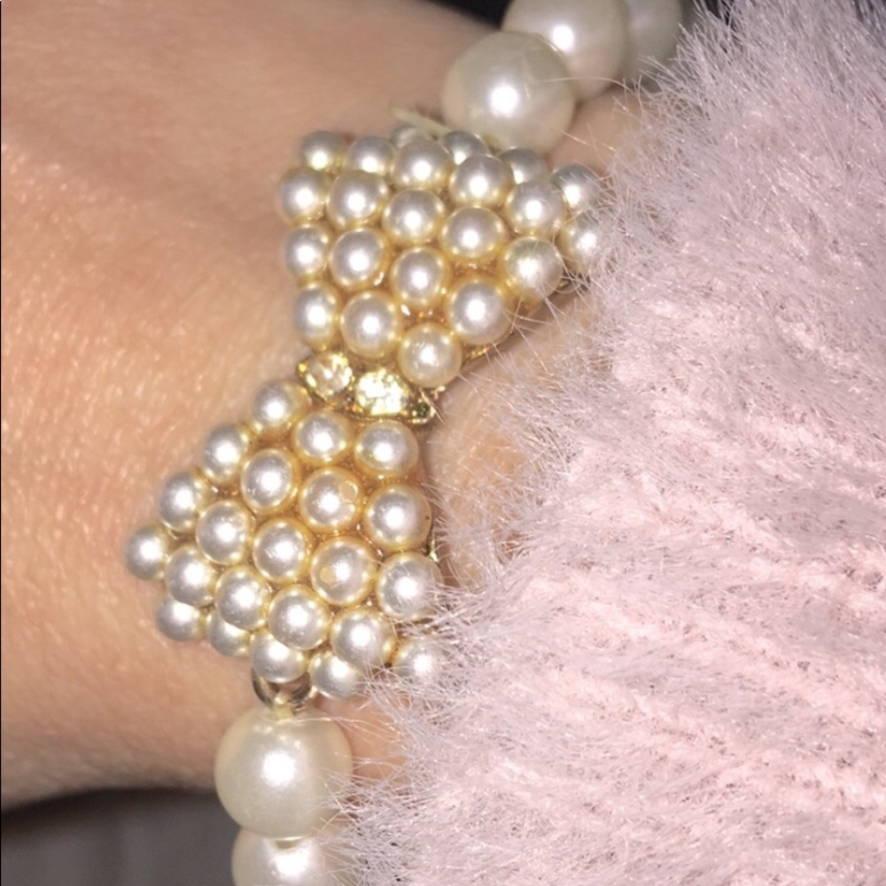 Adorable Faux Pearl Single Strand Bracelet
